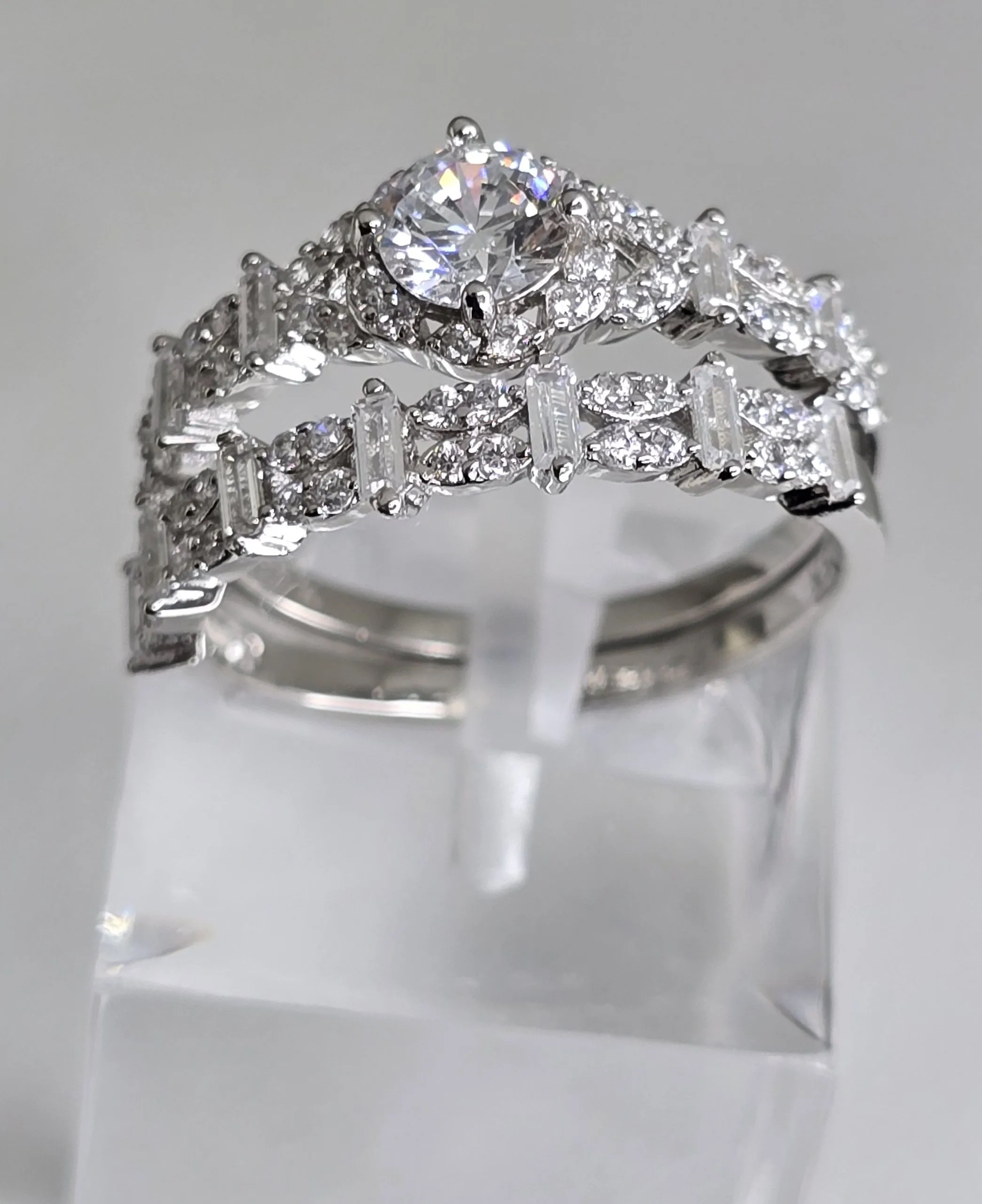 Anillo doble, estilo cintillo sinfín. Dos piezas en una de Plata rodinada