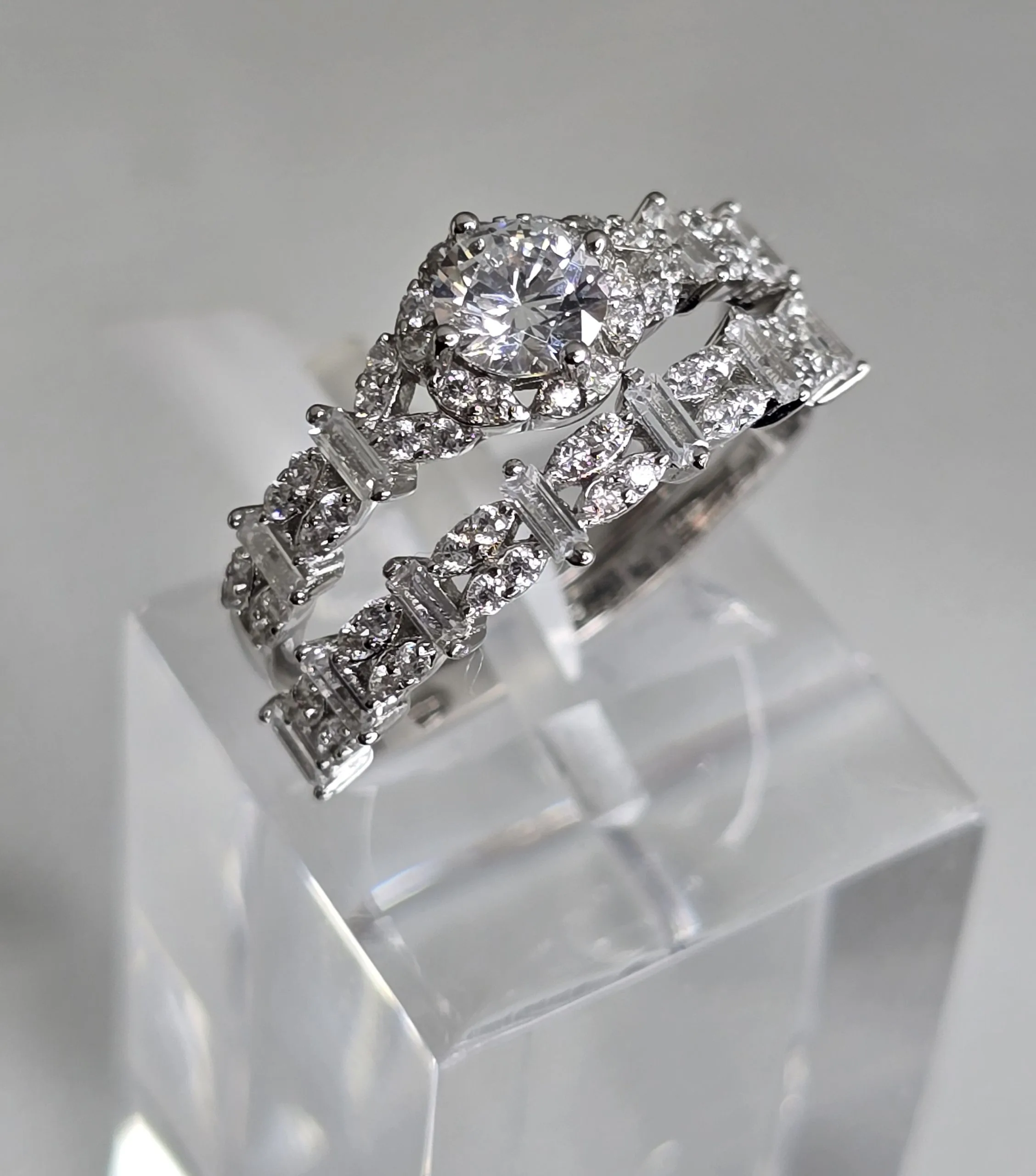 Anillo doble, estilo cintillo sinfín. Dos piezas en una de Plata rodinada