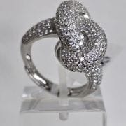Anillo nudo, importado de Plata rodinada con pave