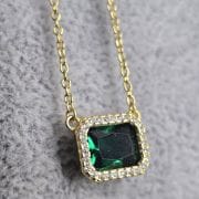 Gargantilla dorada con cubic verde cuadrado plata rodinada