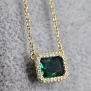 Gargantilla dorada con cubic verde cuadrado plata rodinada