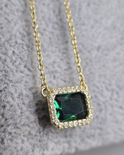 Gargantilla dorada con cubic verde cuadrado plata rodinada