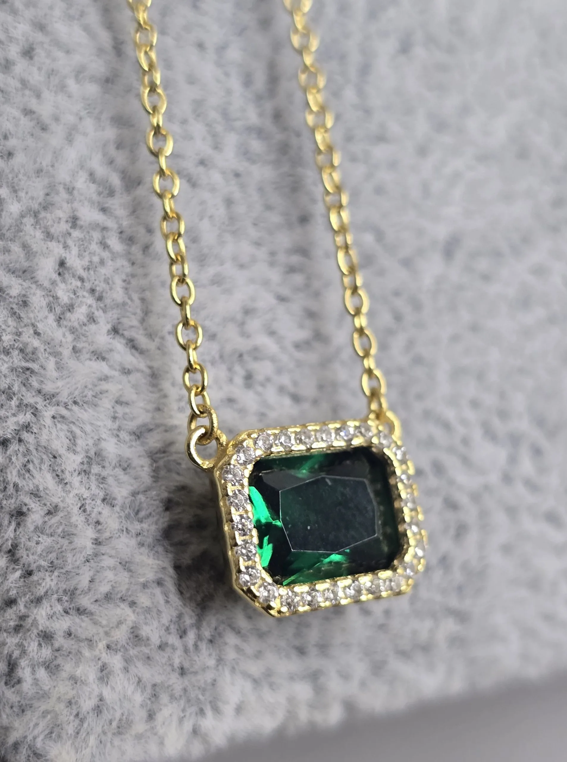 Gargantilla dorada con cubic verde cuadrado plata rodinada