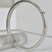 Esclava lisa de plata con traba de seguridad