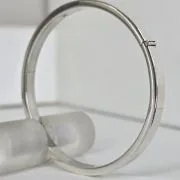 Esclava lisa de plata con traba de seguridad