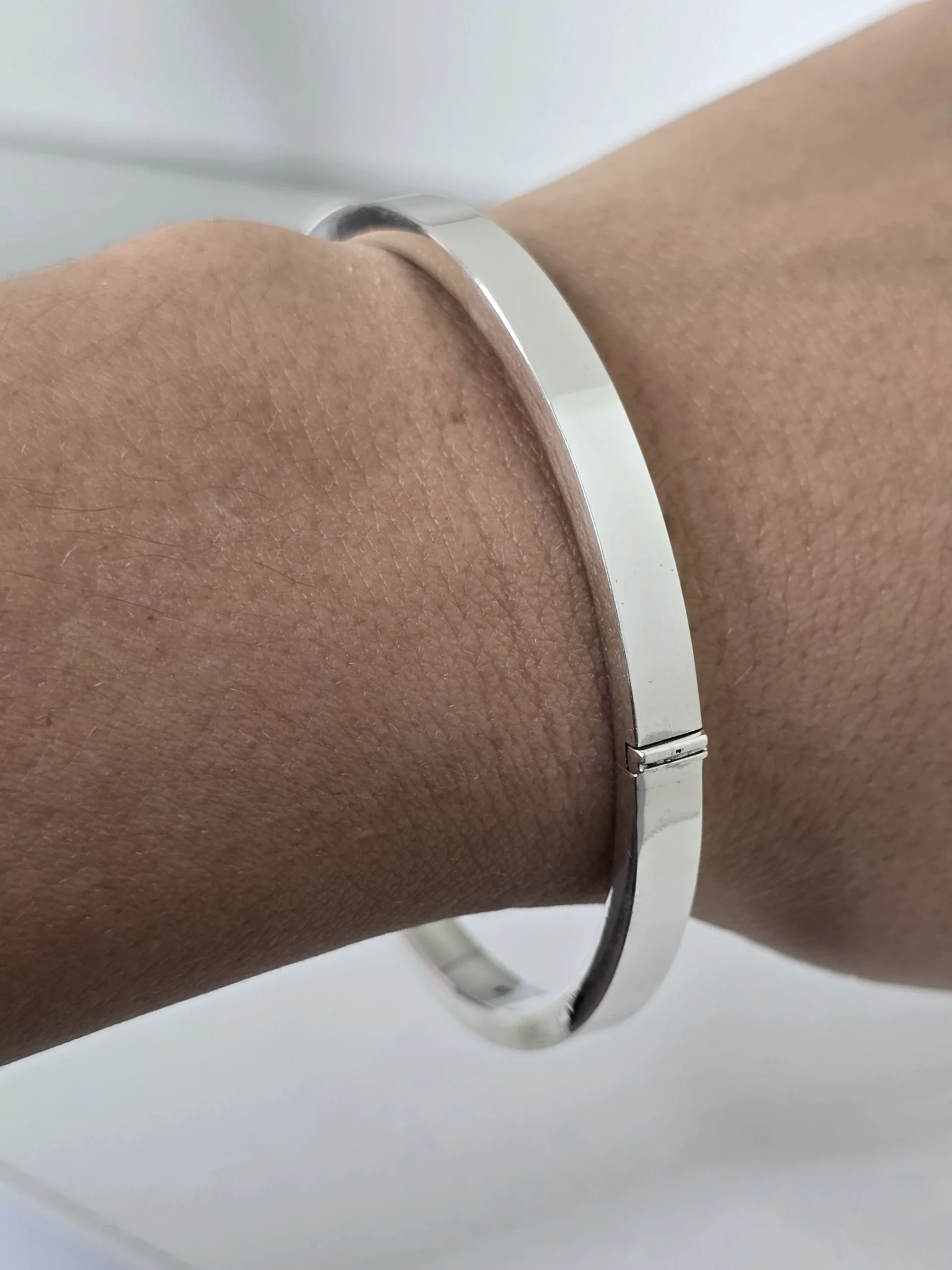 Esclava lisa de plata con traba de seguridad