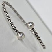 Esclava de plata abierta con bolas, labrada.