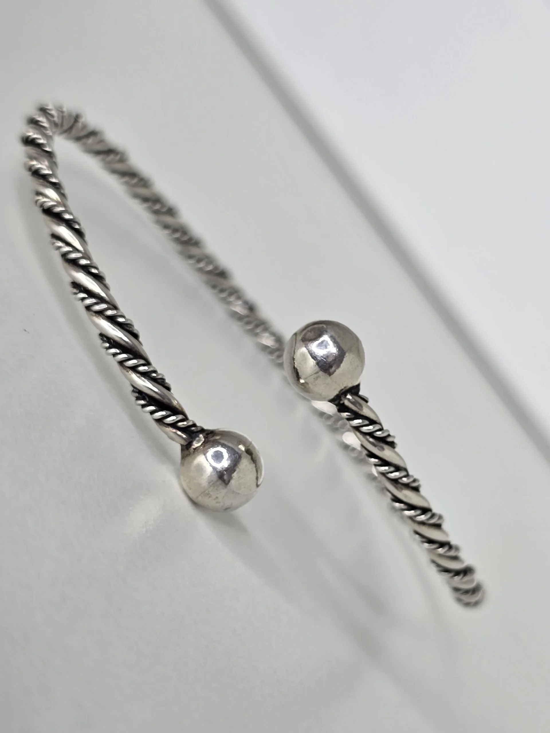 Esclava de plata abierta con bolas, labrada.