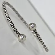 Esclava de plata abierta con bolas, labrada.