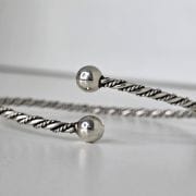 Esclava de plata abierta con bolas, labrada.