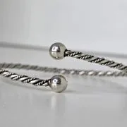 Esclava de plata abierta con bolas, labrada.