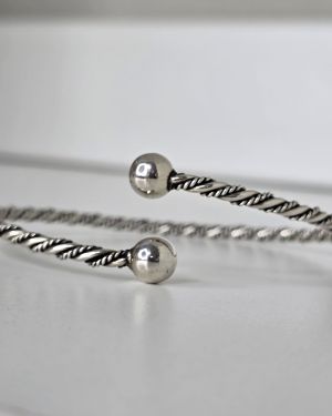 Esclava de plata abierta con bolas, labrada.