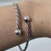 Esclava de plata abierta con bolas, labrada.
