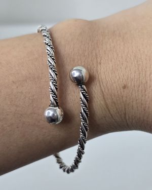 Esclava de plata abierta con bolas, labrada.