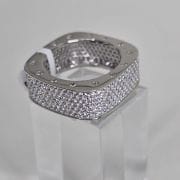 Anillo cuadrado ancho con cubics encimados plata rodinada