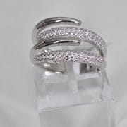 Anillo abierto plata rodinada, que combina lo liso con el pave