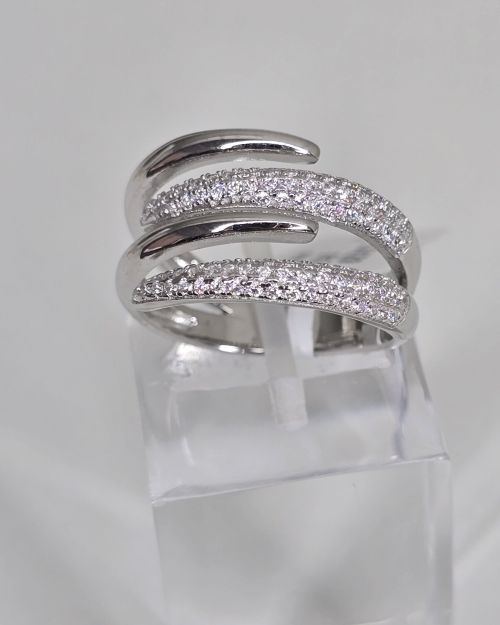 Anillo abierto plata rodinada, que combina lo liso con el pave