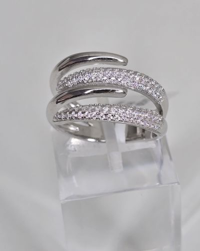 Anillo abierto plata rodinada, que combina lo liso con el pave