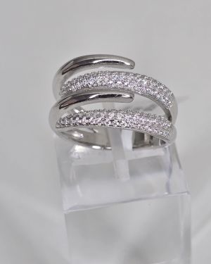 Anillo abierto plata rodinada, que combina lo liso con el pave