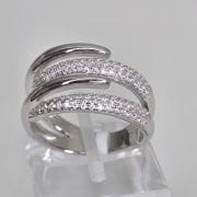 Anillo abierto plata rodinada, que combina lo liso con el pave