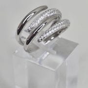 Anillo abierto plata rodinada, que combina lo liso con el pave