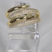 Anillo calado rodinado con baño gold abierto liso y pave