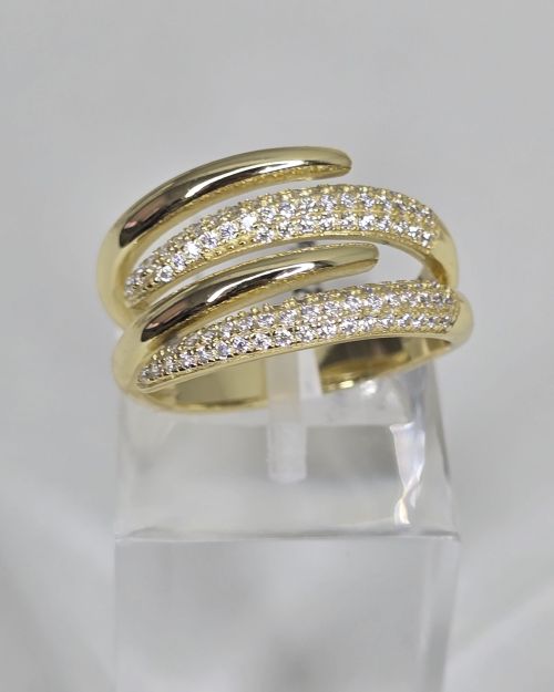 Anillo calado rodinado con baño gold abierto liso y pave