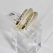 Anillo calado rodinado con baño gold abierto liso y pave
