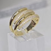 Anillo calado rodinado con baño gold abierto liso y pave