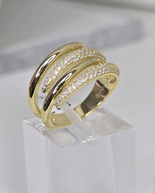 Anillo calado rodinado con baño gold abierto liso y pave