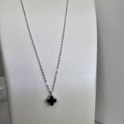 Cadena Plata rodinada con dije van cleef negro