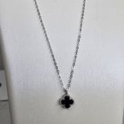 Cadena Plata rodinada con dije van cleef negro