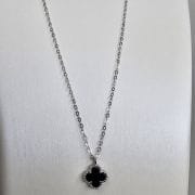 Cadena Plata rodinada con dije van cleef negro