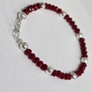 Pulsera Cristal roja con bolas de plata rayadas
