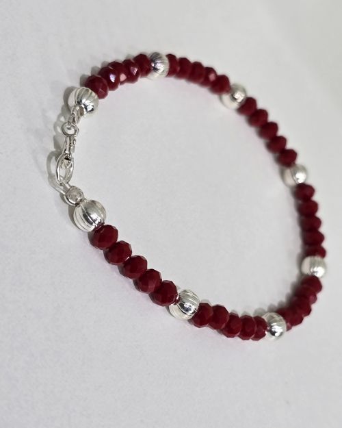 Pulsera Cristal roja con bolas de plata rayadas