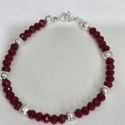 Pulsera Cristal roja con bolas de plata rayadas