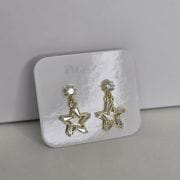 Aros pasantes estrella de plata con baño gold punto luz