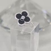 Anillo trebol negro con cubic de plata