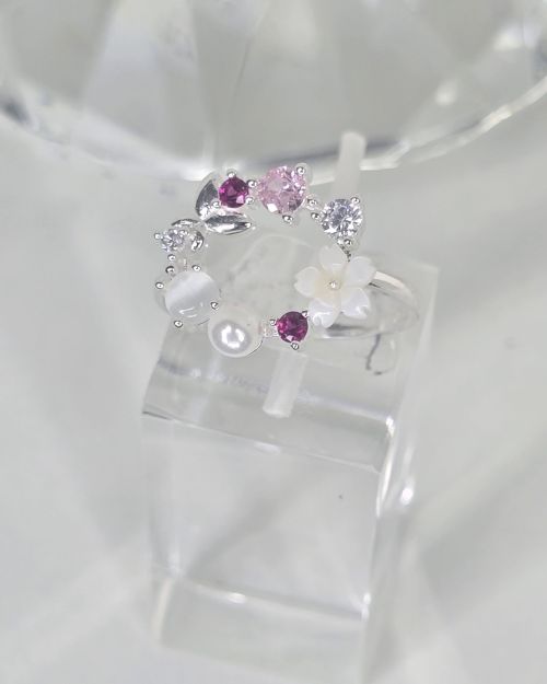 Anillo circular calado con flores, perla, mariposa y cubics