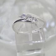 Anillo de plata liso con 3 cubics