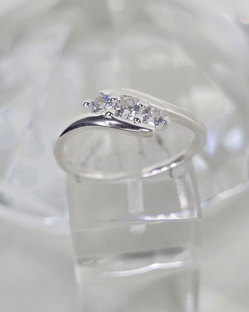 Anillo de plata liso con 3 cubics