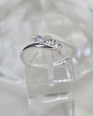 Anillo de plata liso con 3 cubics