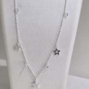 Choker estrellas caladas punto de luz, gargantilla con dijes