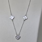 Cadena 3 treboles, nacar con pave. Plata rodinada