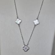 Cadena 3 treboles, nacar con pave. Plata rodinada