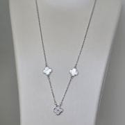 Cadena 3 treboles, nacar con pave. Plata rodinada