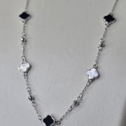 Gargantilla rodinada de plata con van cleef nacar y negro