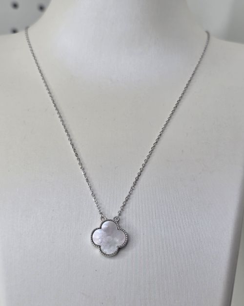 Cadena rodinada con trebol nacar