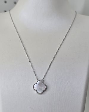 Cadena rodinada con trebol nacar