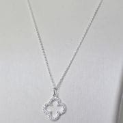 Cadena de plata con dije trebol calado